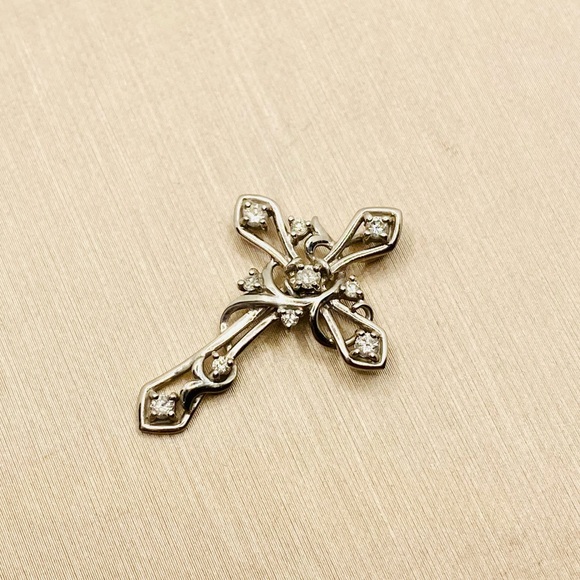 EUC Estate 18k White Gold Diamond Cross Pendant - Picture 5 of 14